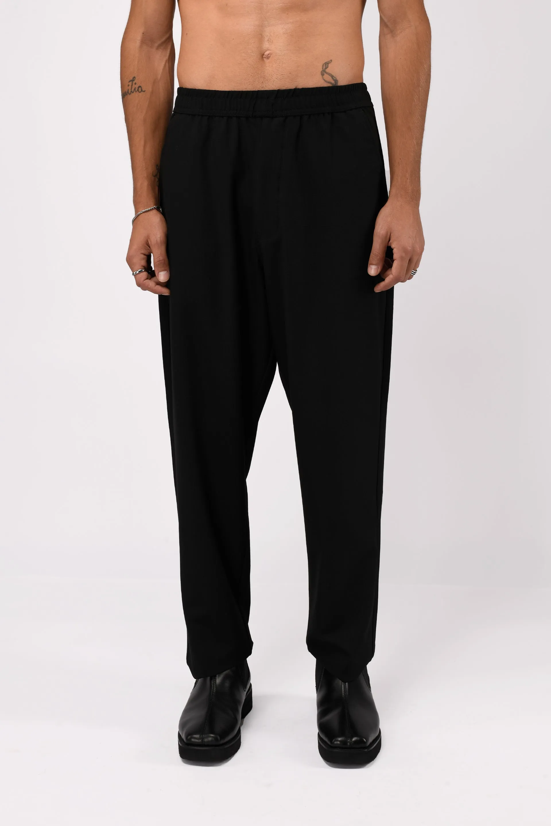 EASY IRON FLEXIWAIST RELAXED TROUSERS IN BLACK
