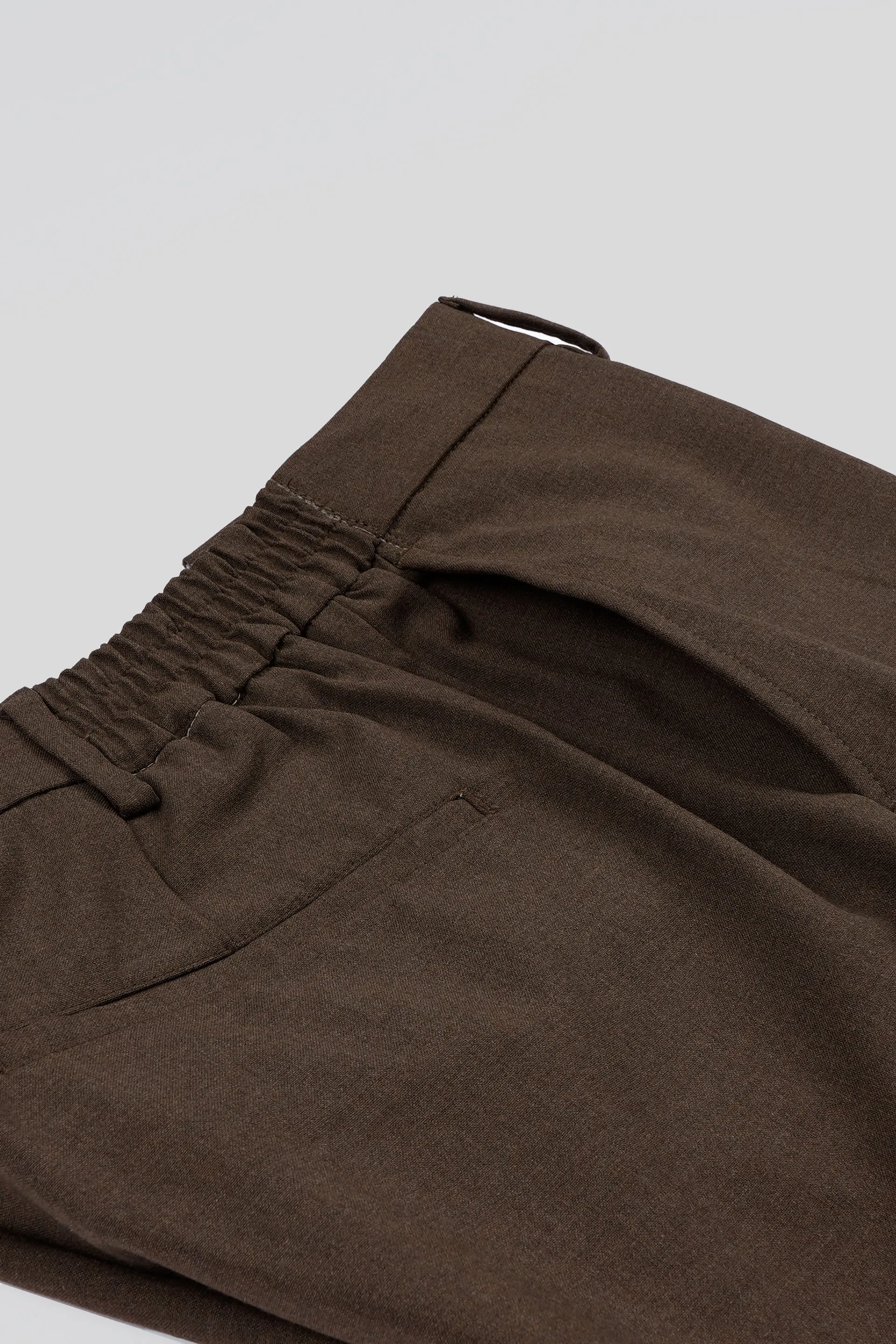 EASY IRON RELAXED TROUSERS IN BROWN