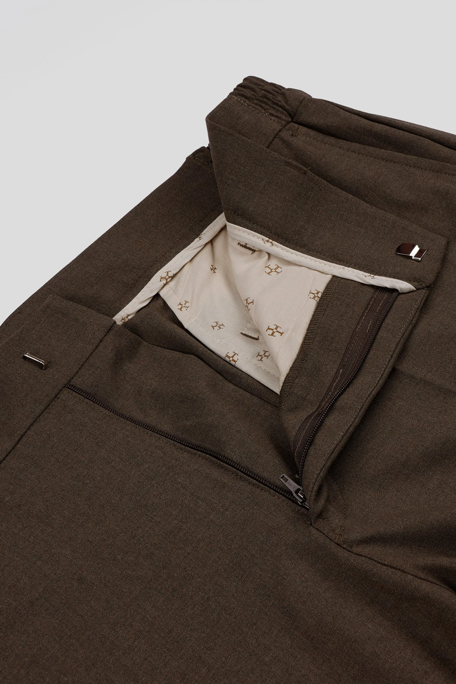 EASY IRON RELAXED TROUSERS IN BROWN