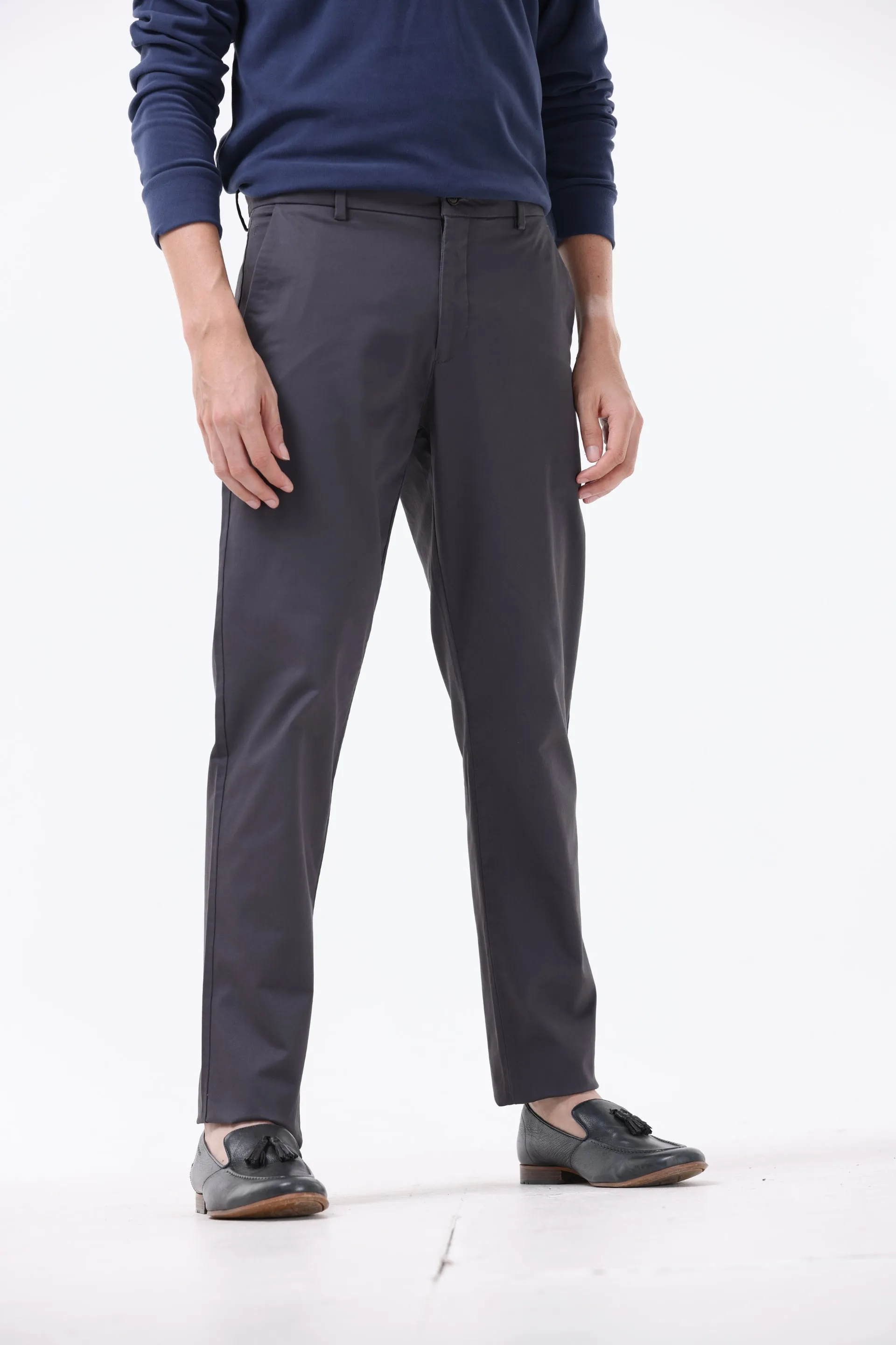 SIGNATURE CHINOS IN DARK GREY