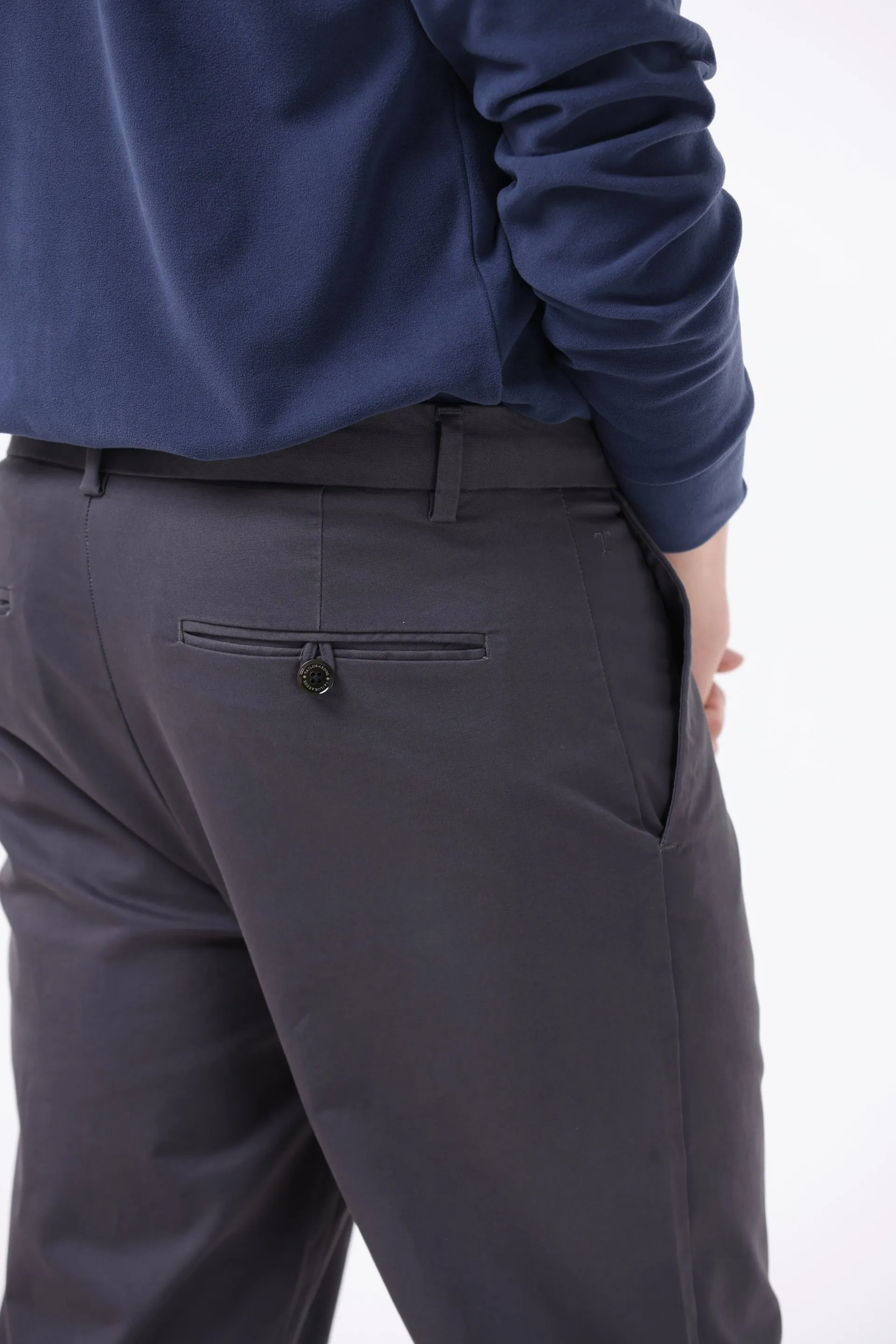 SIGNATURE CHINOS IN DARK GREY