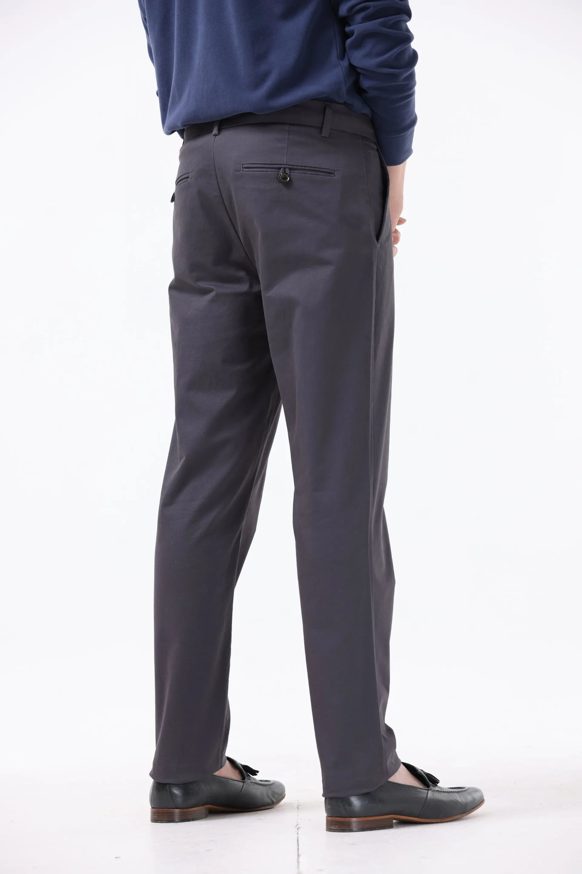 SIGNATURE CHINOS IN DARK GREY