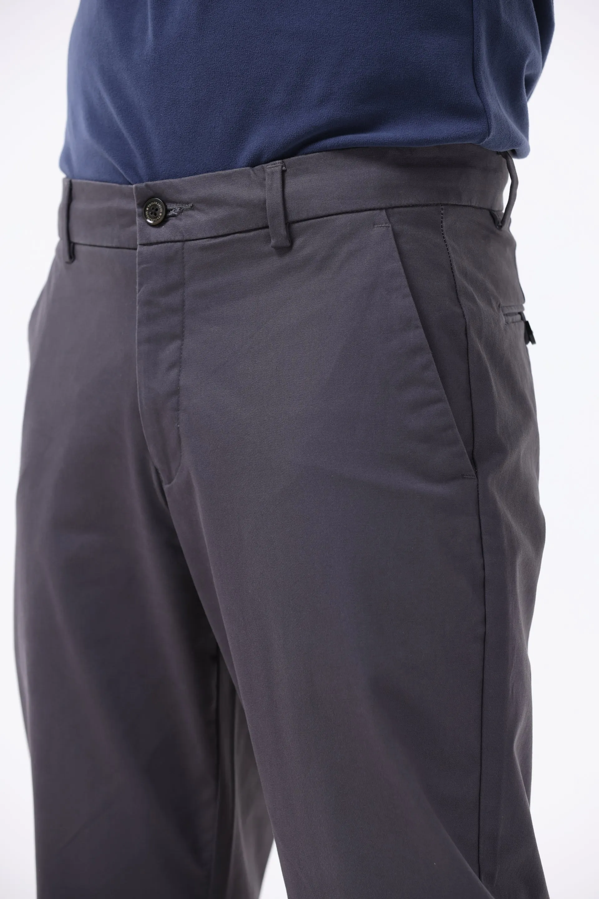 SIGNATURE CHINOS IN DARK GREY