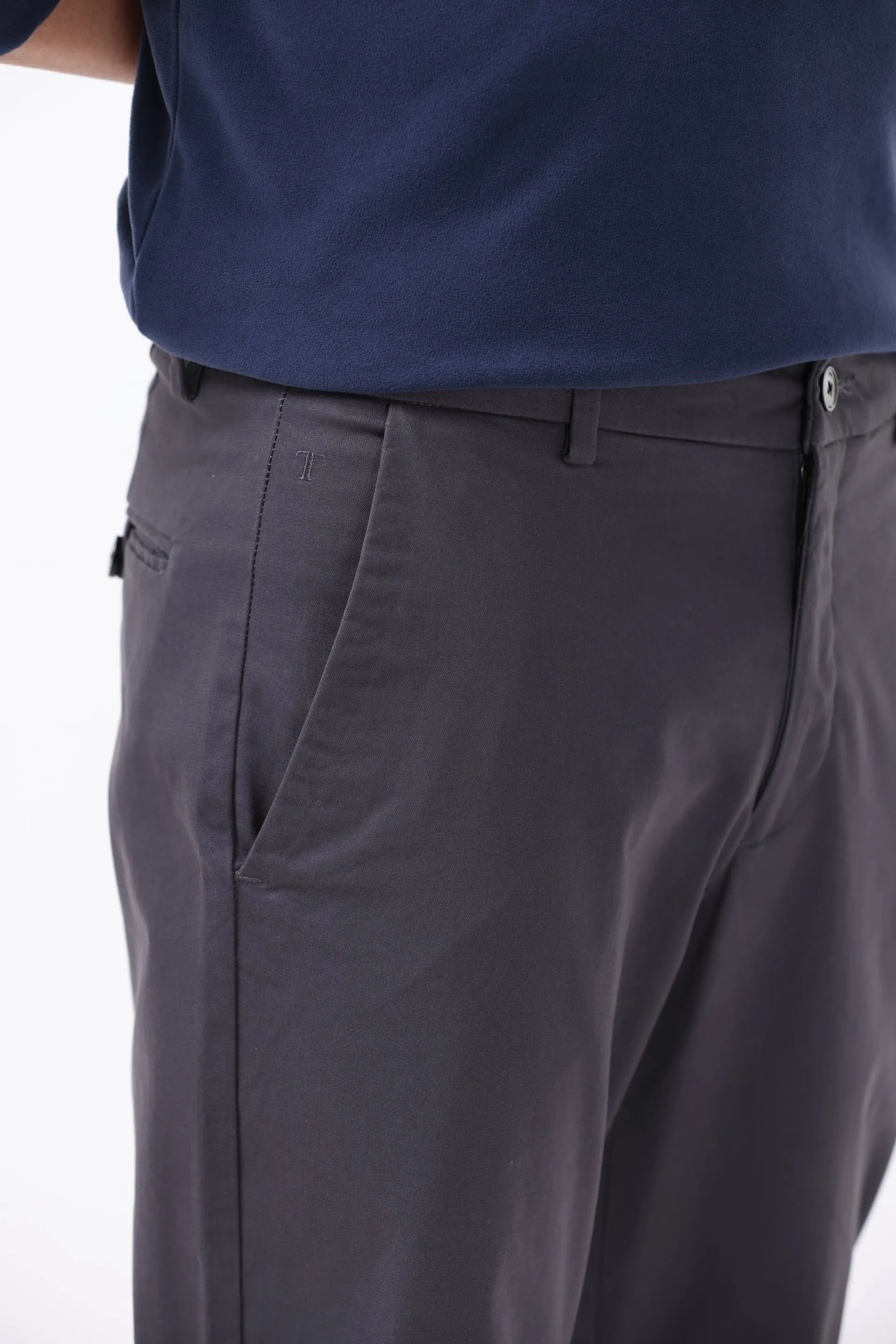 SIGNATURE CHINOS IN DARK GREY