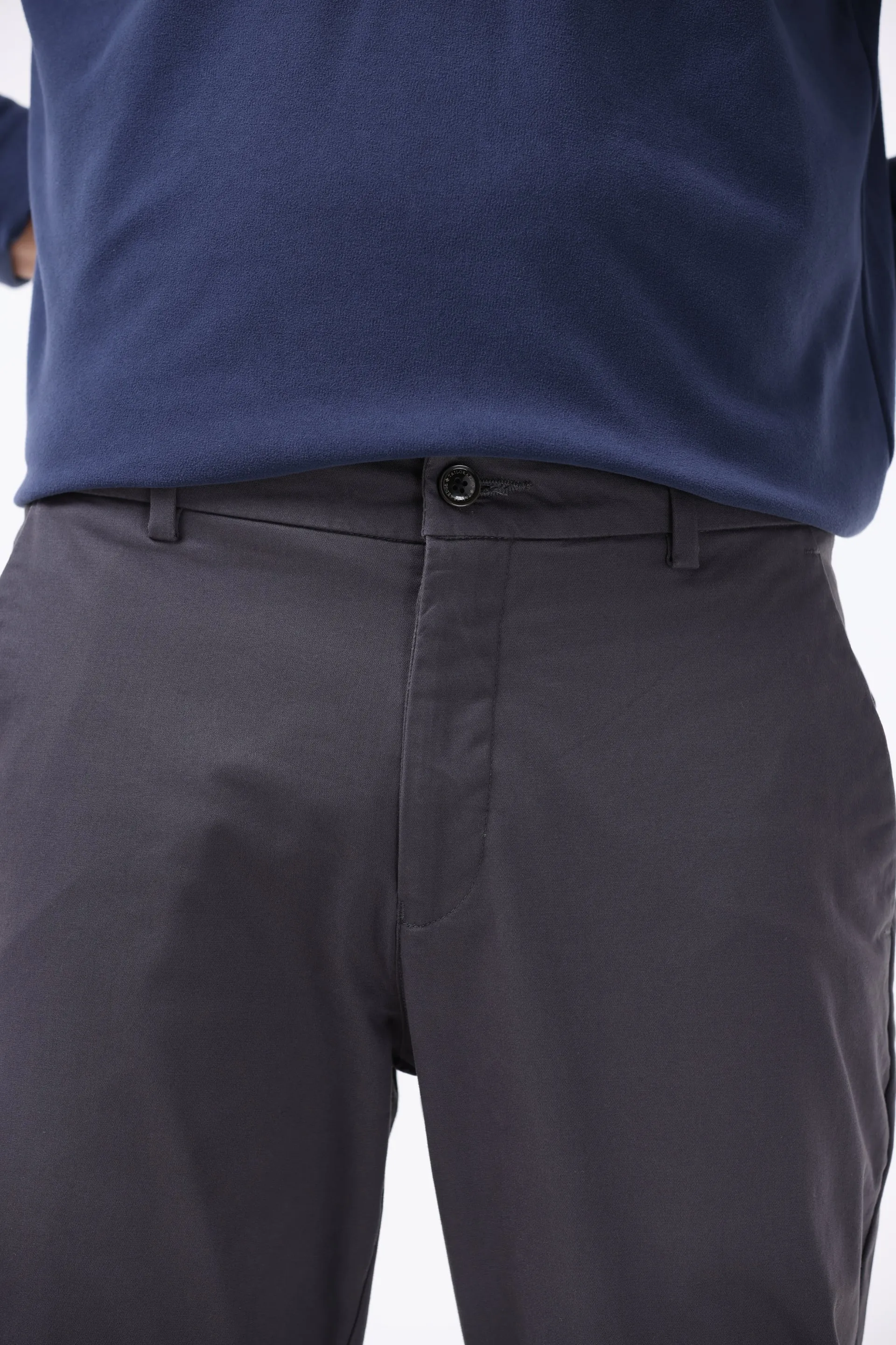 SIGNATURE CHINOS IN DARK GREY