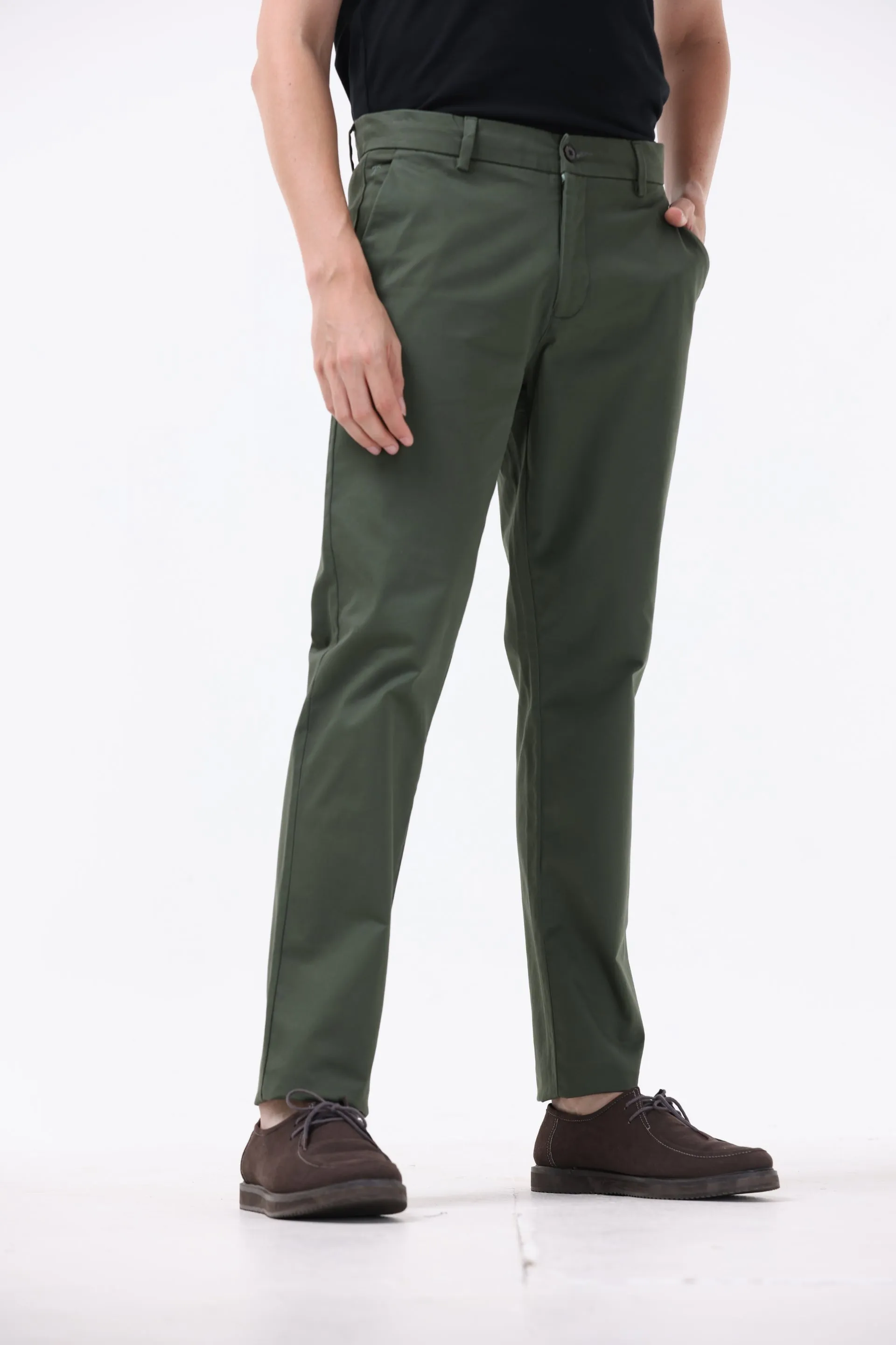 SIGNATURE CHINOS IN PINE OLIVE