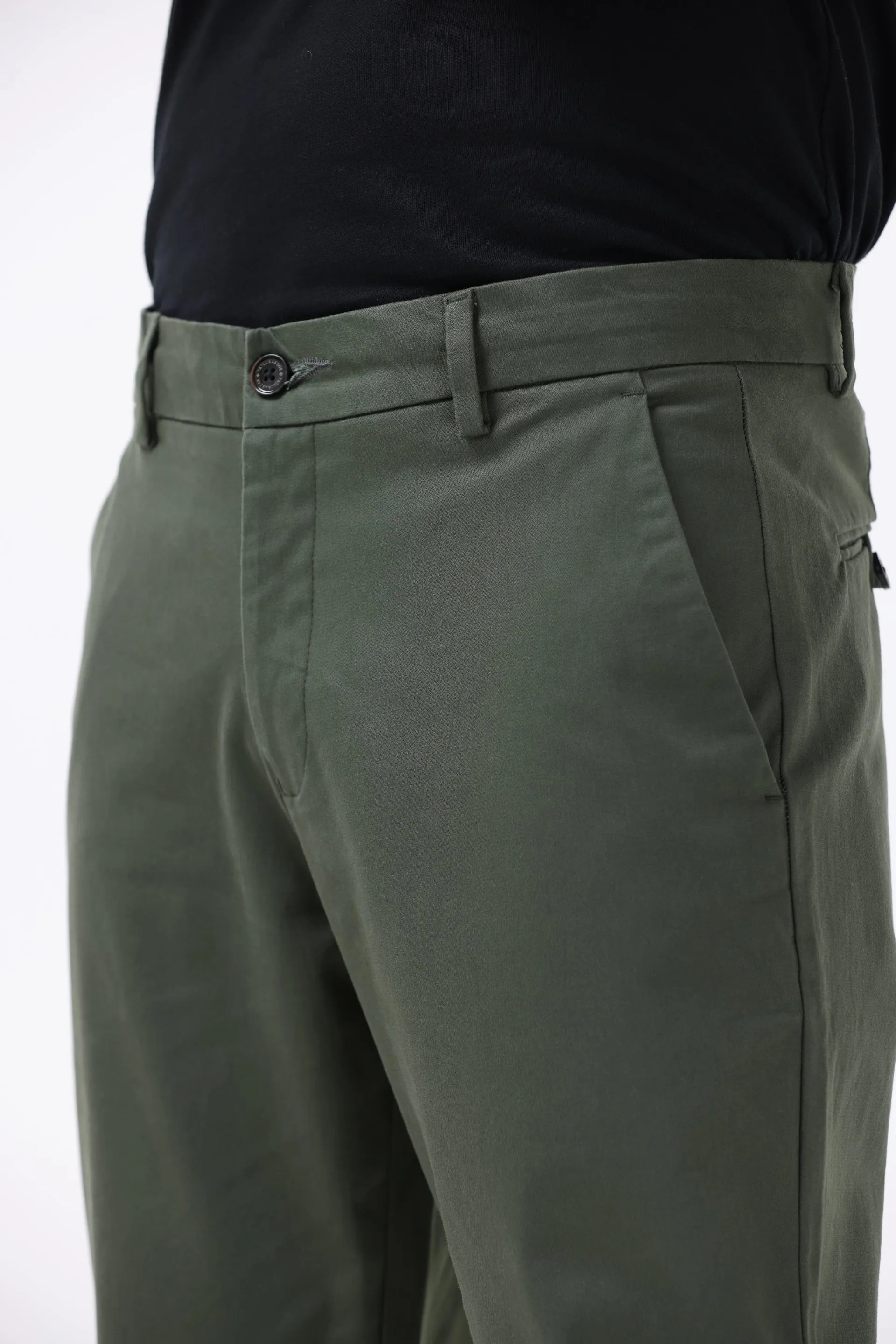SIGNATURE CHINOS IN PINE OLIVE