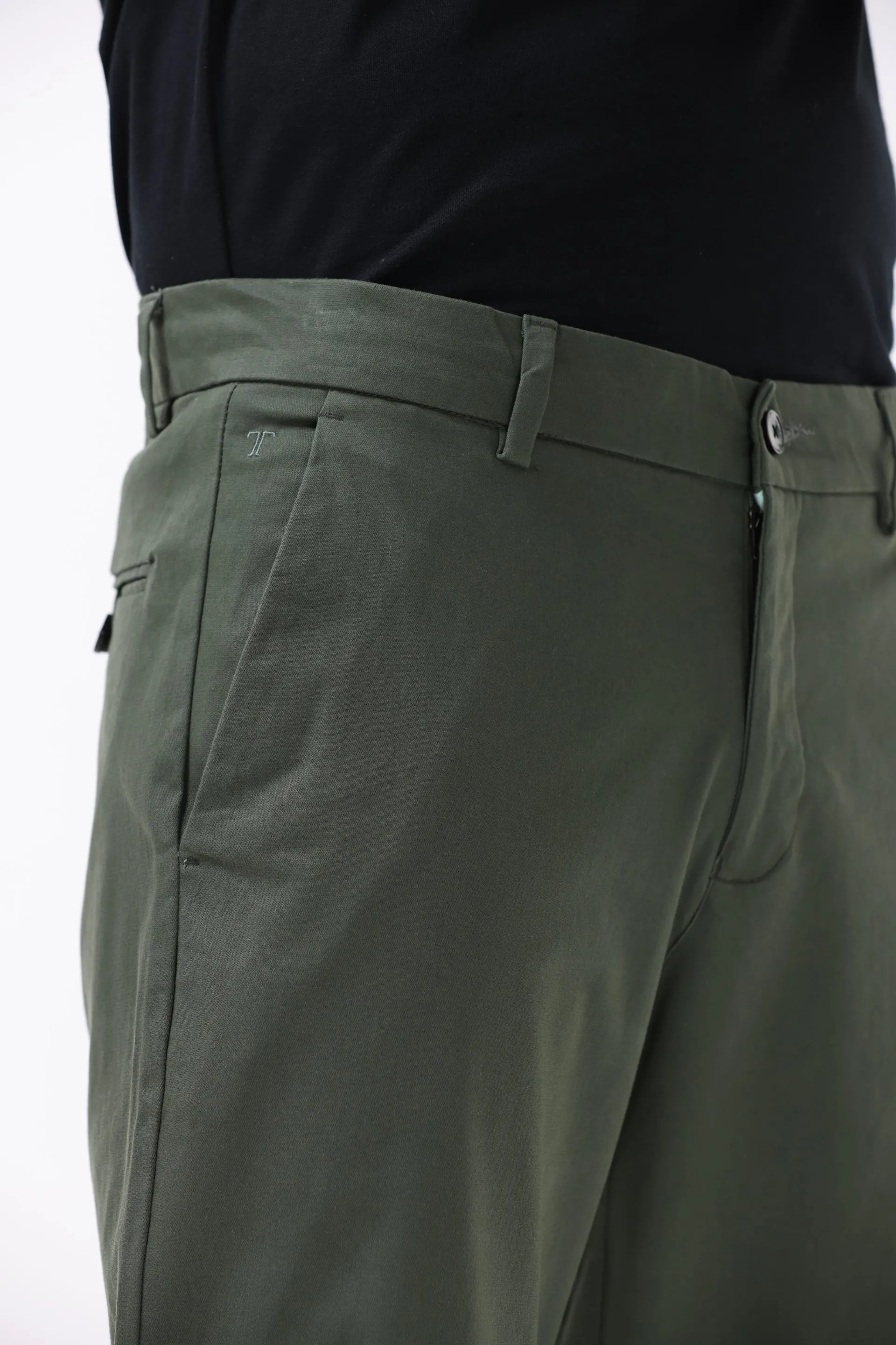 SIGNATURE CHINOS IN PINE OLIVE
