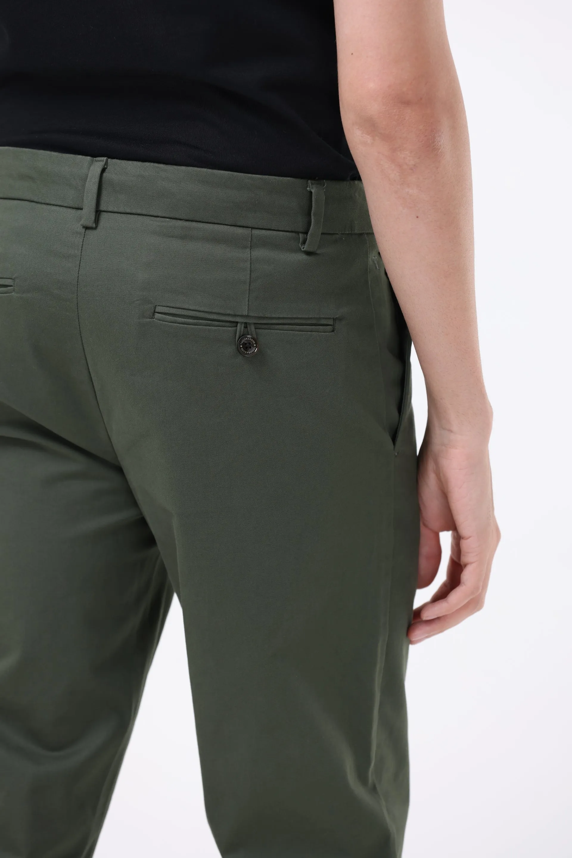 SIGNATURE CHINOS IN PINE OLIVE