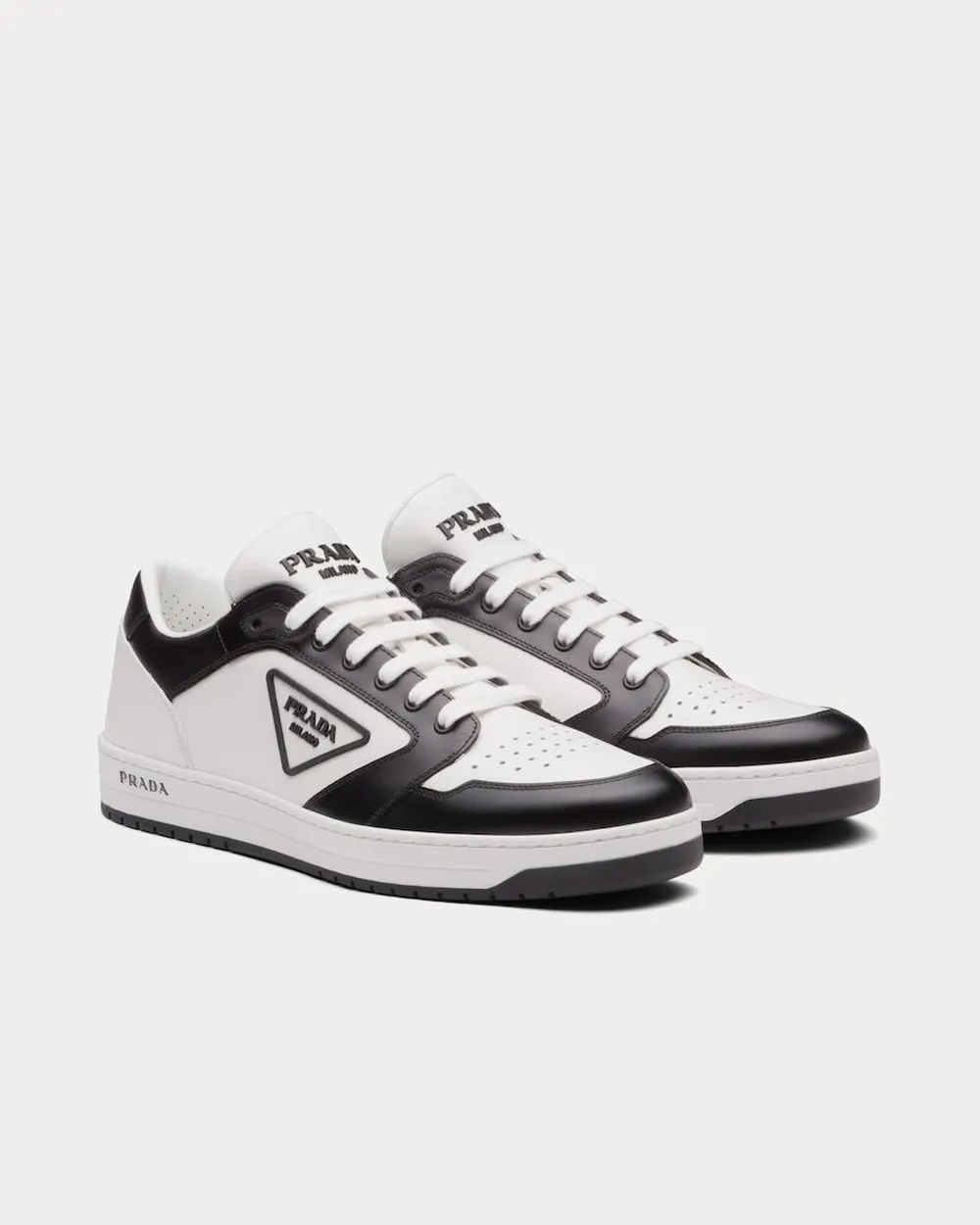 Sporty Leather Black / White Low Top Sneakers