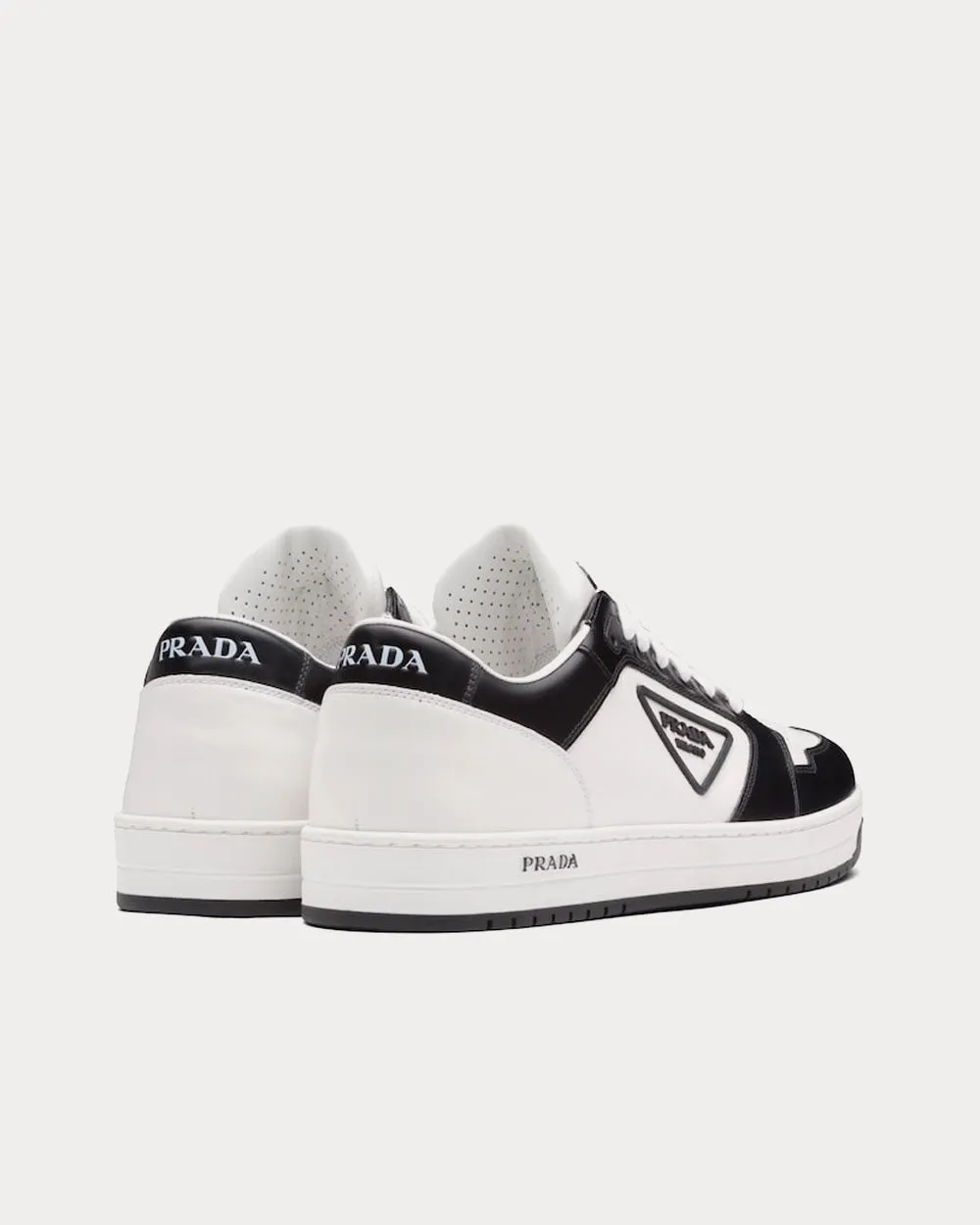 Sporty Leather Black / White Low Top Sneakers